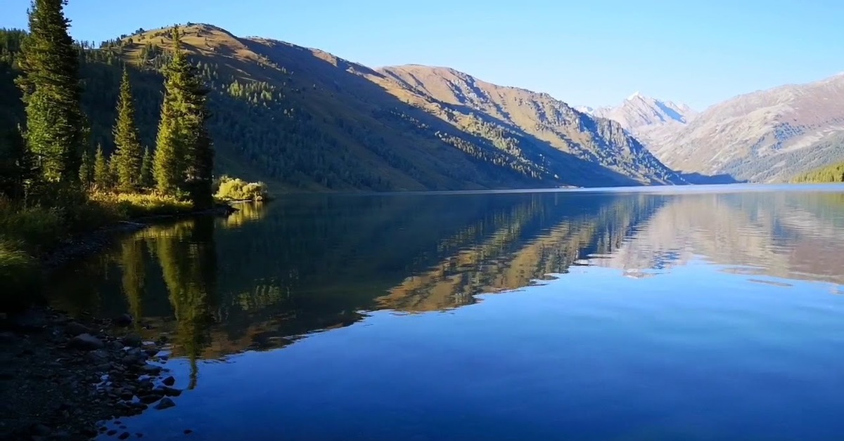 Алтайское озеро рыбалка. Тальмень озеро Алтай. Озеро Тайменье Алтай. Тайменье озеро Катунский заповедник. Тальменное озеро Алтай рыбалка.