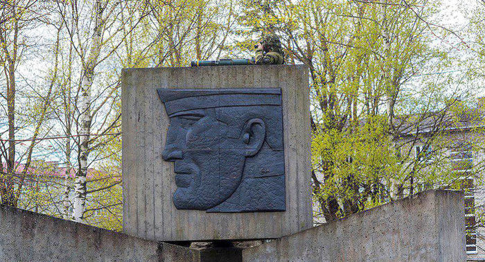 In Estonia, a NATO soldier climbed a monument to fallen soldiers with a grenade launcher - Monument, Estonia, NATO