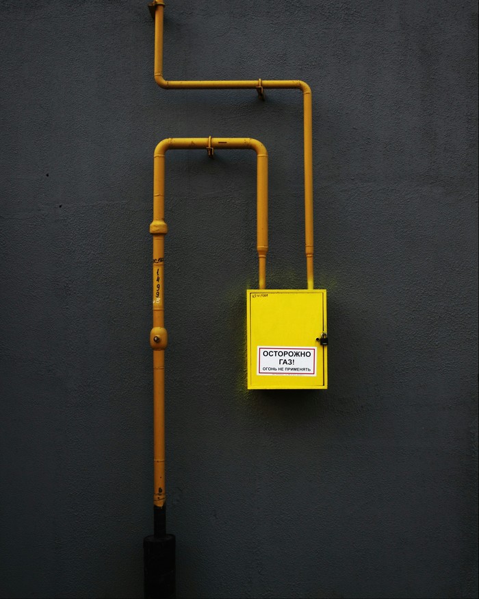 Sometimes quite ordinary things look very unusual - My, Gas pipe, , The photo, Yellow, Street