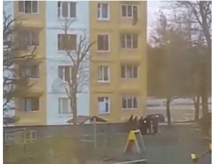 RESIDENTS OF SAKHALIN CAUGHT A CHILD FALLING FROM THE FOURTH FLOOR - Sakhalin, Incident, Window, Caught, Negative, Guys, Video