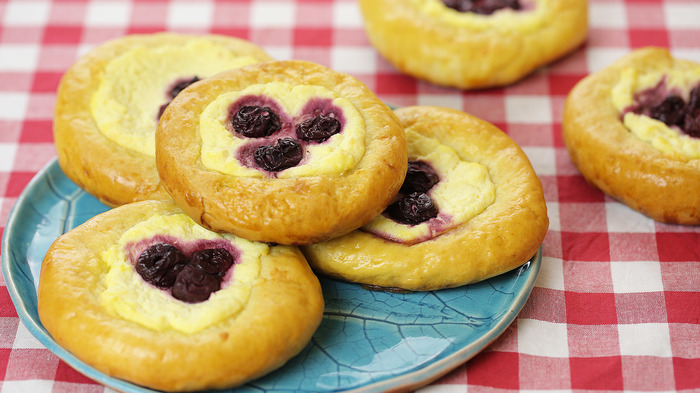 Tender cheesecakes stuffed with cottage cheese and cherries - My, Recipe, Video recipe, Cheesecake, Bun with filling, Video, Longpost, Butter waffles