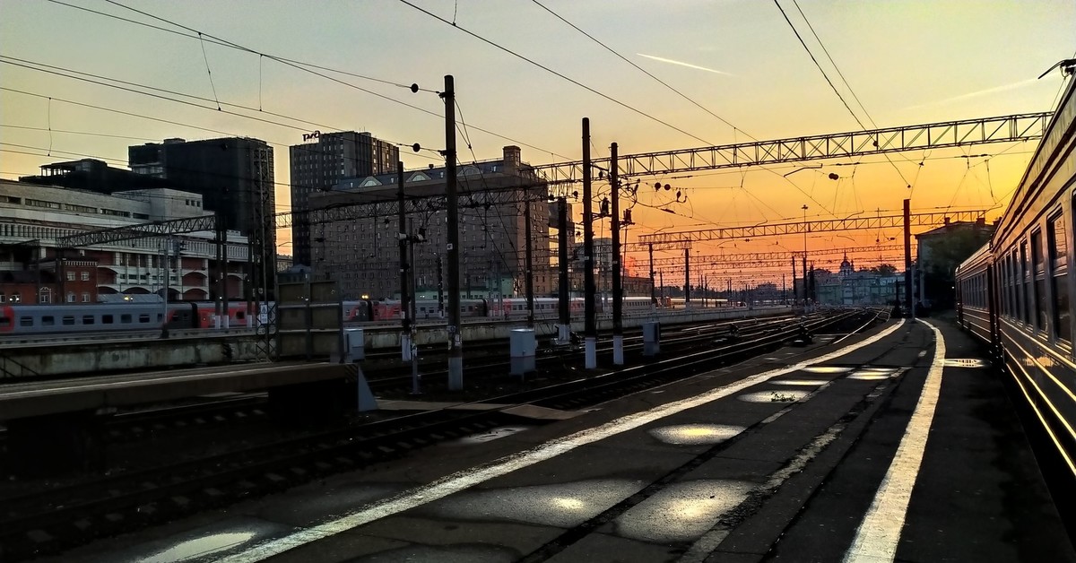 Longest moscow. Утро вокзал Москва Казанская. Утро на вокзале. Раннее утро на вокзале ЖД. Эстетика Казанского вокзала.