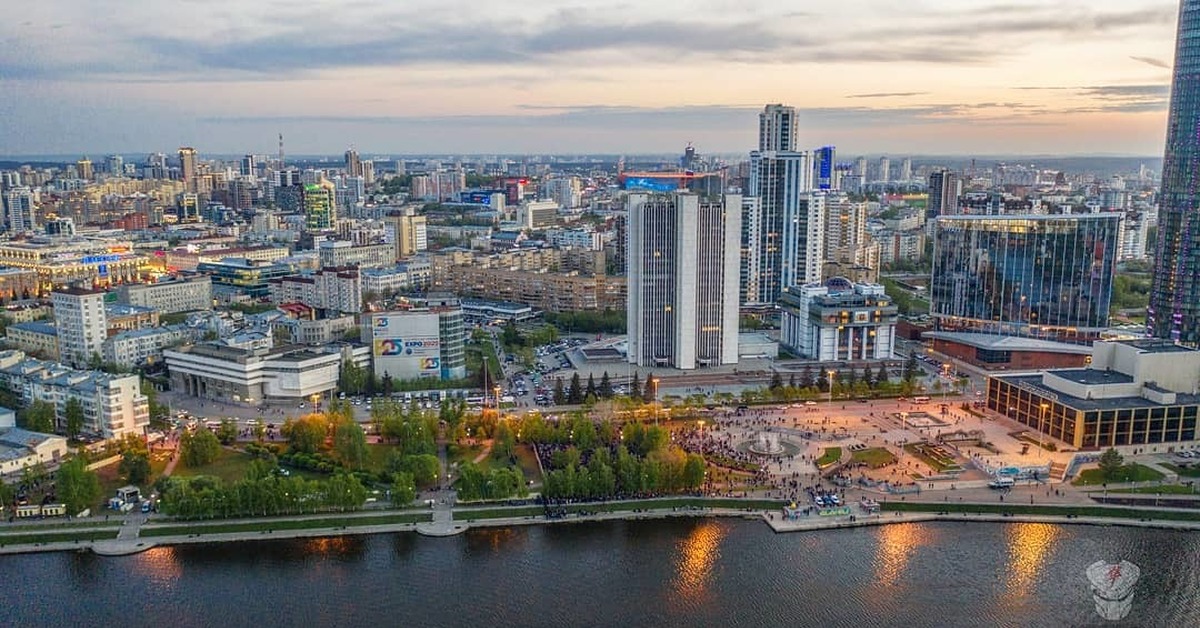 Екатеринбург на 3 дня. Октябрьская площадь Екатеринбу. Сквер на Октябрьской площади Екатеринбург. Площадь октября Екатеринбург. Октябрьская площадь Екатеринбург фото.