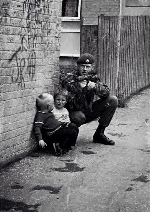 British soldier during the conflict in the north of Ireland - Great Britain, Ireland, Children, Conflict, Living shield, Historical photo