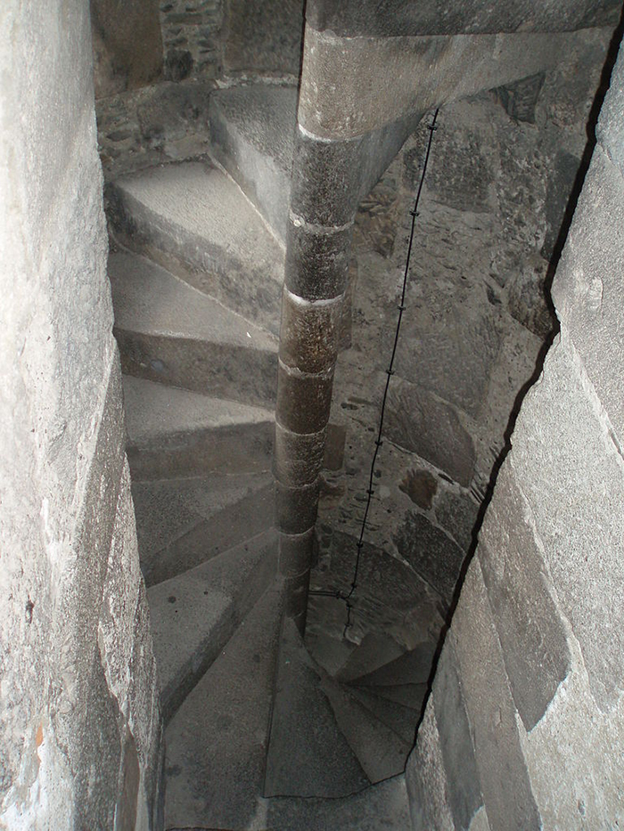 Why do castles have narrow and very steep stairs. - Locks, Middle Ages, Boredpanda