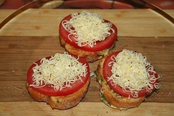 Croutons with tomatoes and cheese or a bachelor's evening snack. - My, Recipe, Toast, Longpost