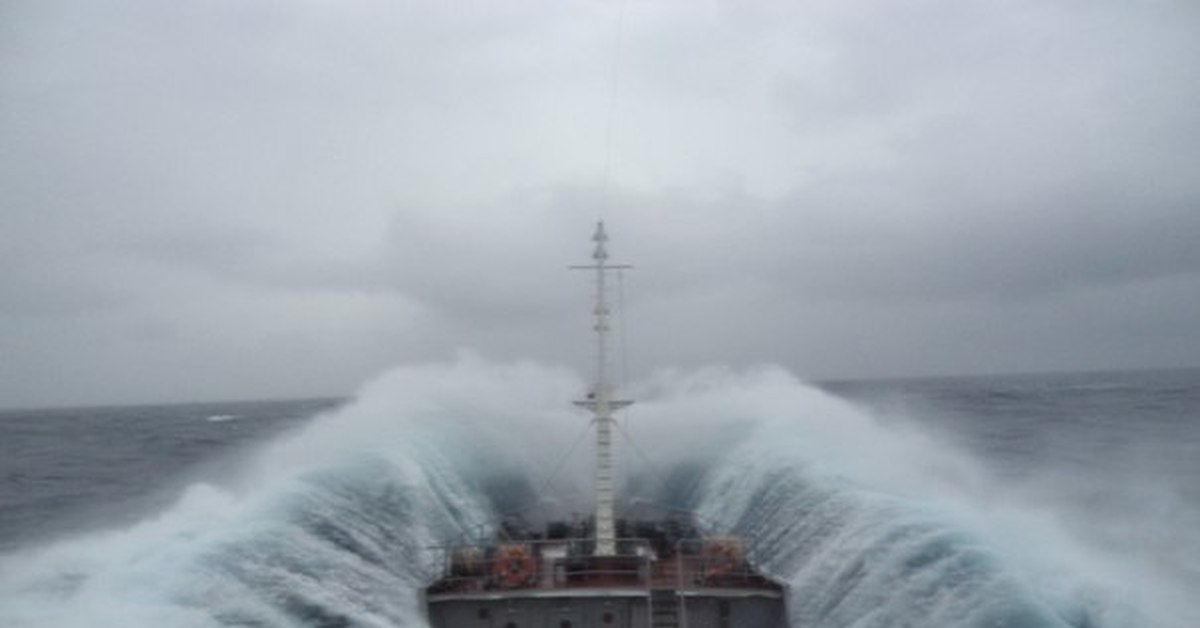 Установка шторм. Моряки в шторм. Корабль в шторм фото. Военные моряки в шторм. Северное море шторм.