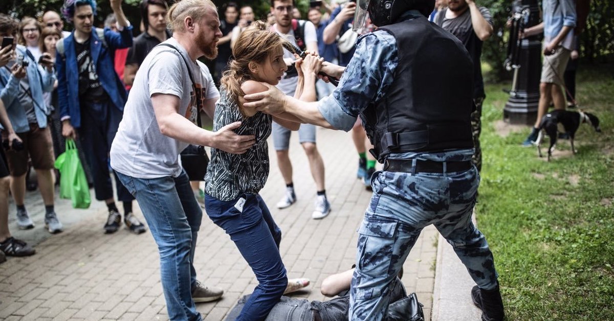 Спецназовцы обнимаются. Русский защитил девушку. Парень заступился за девушку. Защита девушки от хулиганов. Мужчина заступается за женщину.