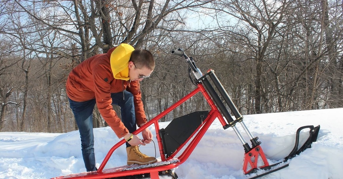 Мотоснегокат на гусенице. Электроcноубайк "MONOTRACK Pro-1". Электроснегокат SNOWSCOOTER 1000w. Sniejik - электрический снегоход. Электрический снегоход Electric Snow Bike.