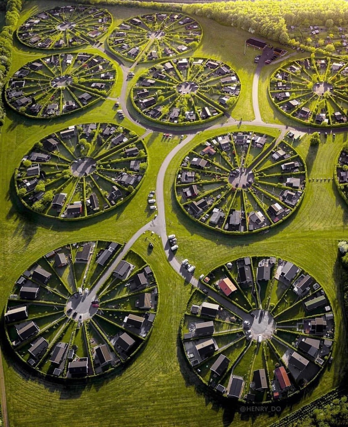 Бронбдю - пригород Копенгагена. Тематическая застройка под древние форты викингов.