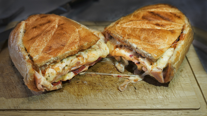 Батон на гриле или пицца в батоне.