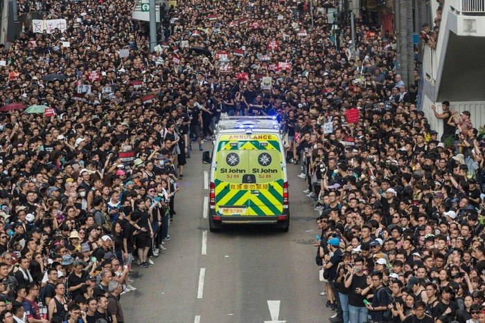 Protesters in Hong Kong make way for ambulances - Hong Kong, Protest, China, Reddit, Respect