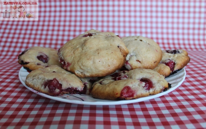 Домашнее печенье на сметане с вишней