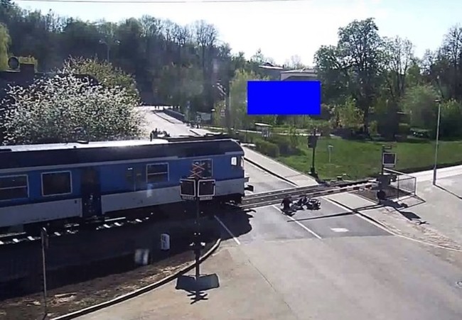 I want to know everything. #276.Motorcyclist did not notice the barrier and overturned on the rails. - Want to know everything, Czech, Luck, A train, Relocation, Barrier, Motorcyclist, Video, Motorcyclists