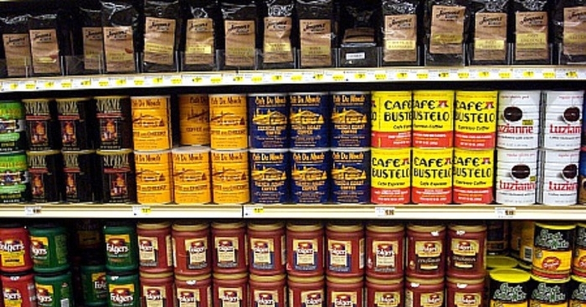 Ассортимент кофе в магазине. Кофе пятерочка ассортимент. Ассортимент кофе. Ассортимент кофе в магазине. Магазин кофе.