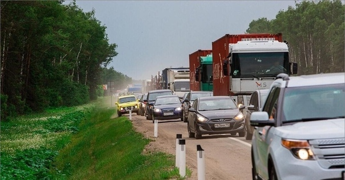 Езда по обочине на трассе. Автомобиль на дороге. Машина на обочине. Аварии обочечники.