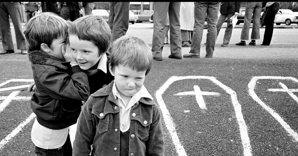 Пацаны на асфальте. Белфаст 1981. Фотография дети играют Белфаст. Magnum Ireland. Belfast Strike.