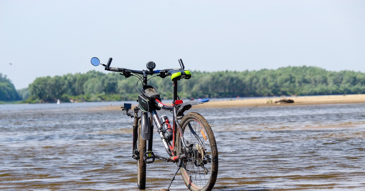 River bike. Велосипед на речке. Велосипед у реки. Переправить велосипед через реку. Речной велосипед вид.