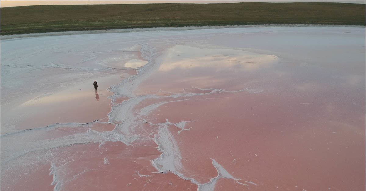 Тюменские соленые озера. Тинаки розовое озеро Астрахань. Соленое озеро Тинаки. Озеро Тинаки Астраханской области. Озеро соленое Тюмень.