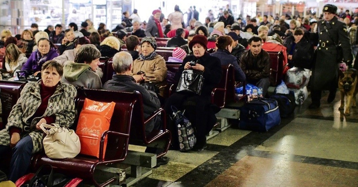 Развлечения на вокзалах. Казанский вокзал зал ожидания. Люди на вокзале. Пассажиры в зале ожидания. Залы ожидания на вокзале.