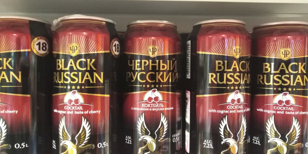 Темный русский. Black Russian напиток. Черный русский коктейль в банке 2000е. Черный русский. Чёрный русский алкогольные коктейли.