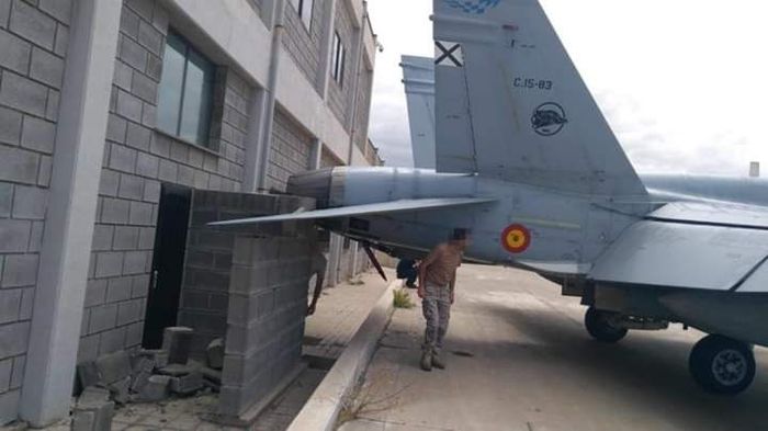 When you forgot to put on the handbrake - Aviation, Неправильная парковка, Incident, Spain, Longpost, f-18, Incident