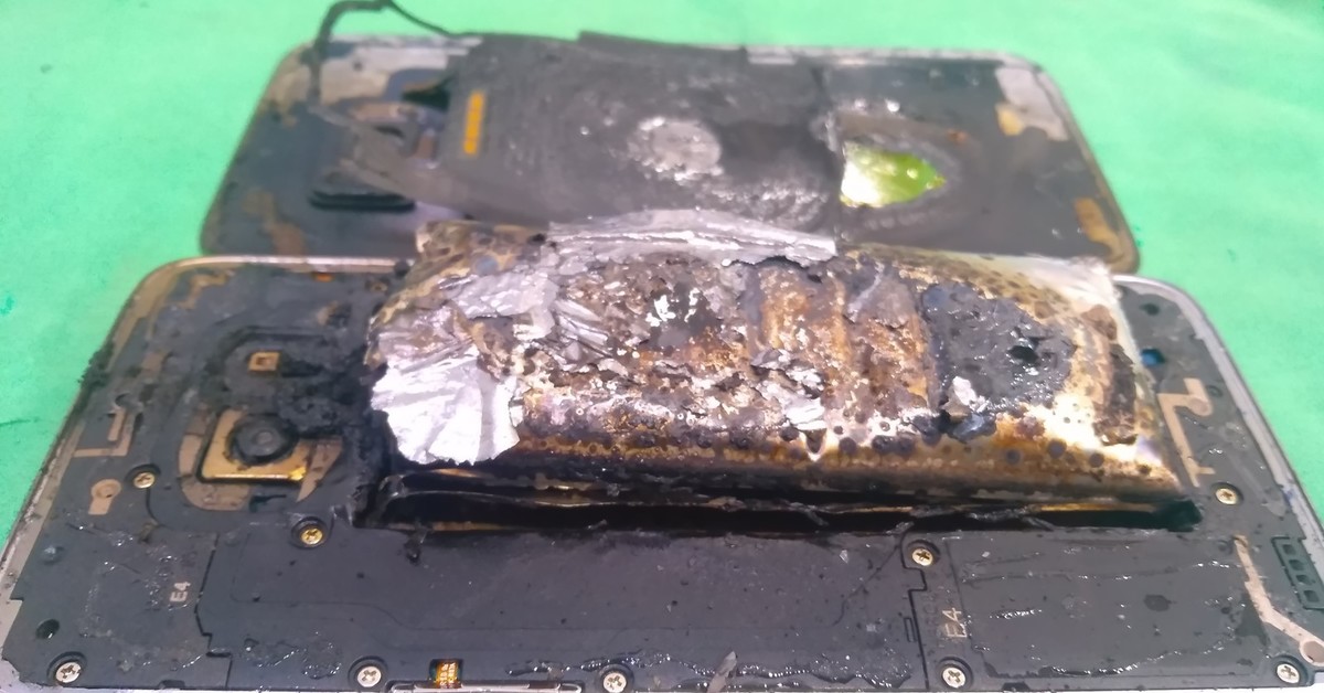 Почему загорелся самсунг. Сгоревший Samsung. Смартфон загорелся. Сгоревший телефон. Сгоревший мобильник.
