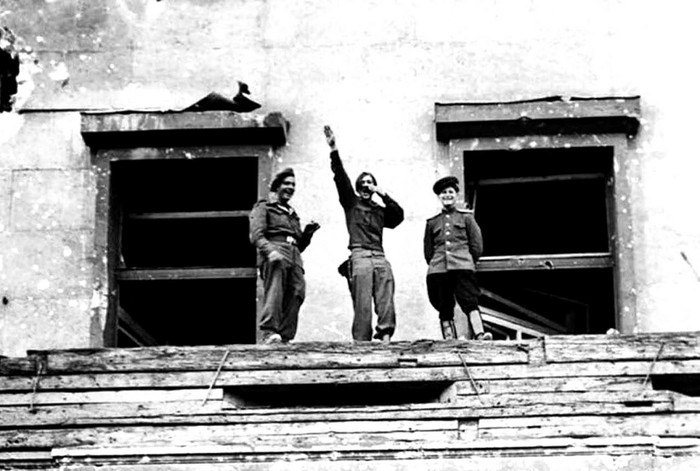 Allied soldiers ridicule Hitler on his famous chancery balcony in conquered Berlin, 1945. - The photo, The soldiers, Berlin, 1945