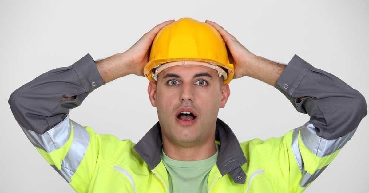 Строитель пьет воду. Инженер в каске. Девушка в каске. Каска строителя. Рабочий в каске.