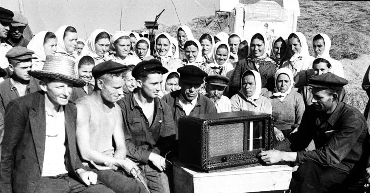 Обсуждение радио. Радиовещание в СССР. Радиоприемник 1930 годов. Радиовещание в послевоенные годы. Человек с радиоприемником.