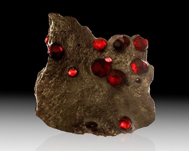 Red coals from Massachusetts - My, Minerals, Garnet, Gems, beauty, Collecting, Mineralogy, Natural stones, A rock, Longpost