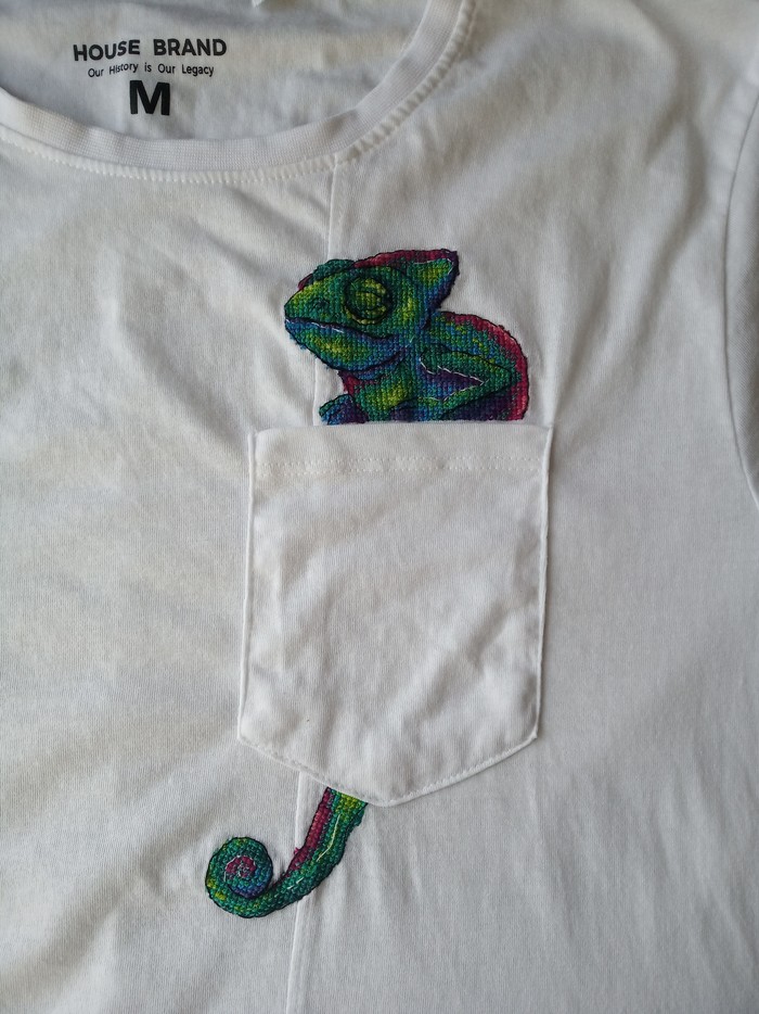 T-shirt with a chameleon - My, Needlework with process, Needlework, Cross-stitch, Embroidery, Fancy clothes, Longpost