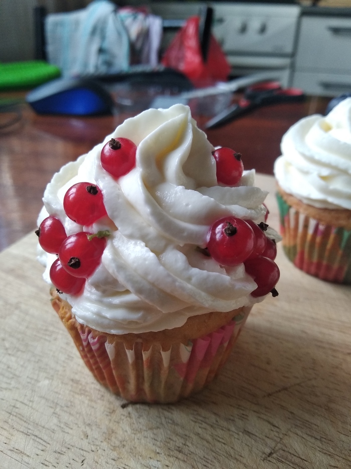 My first cupcakes. Signed up for pastry courses. I didn't even think I could do it myself. - My, Cake, Bakery products, The photo, Cupcakes, Confectioner