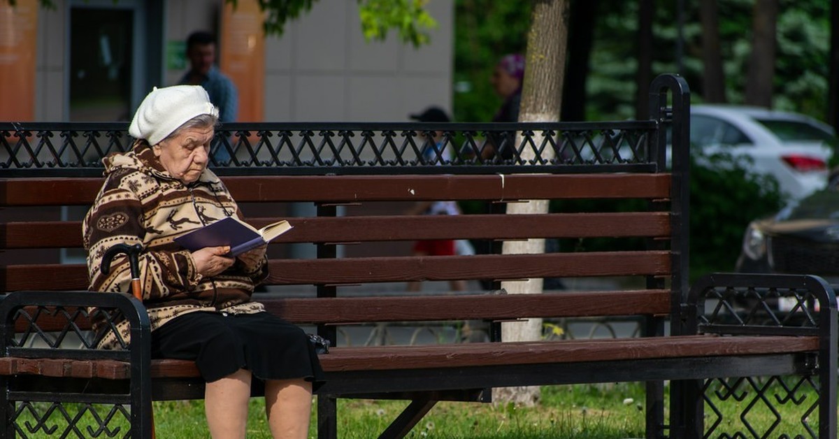 Бабушка фут. Бабульки на скамейке. Старушка на скамейке. Бабушка на скамейке в парке. Бабки на лавочке.
