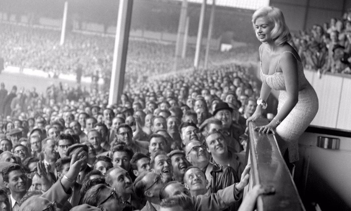 Jayne Mansfield came to football. White Hart Lane Stadium (Tottenham Hotspur), 1959 - The photo, Jane Mansfield