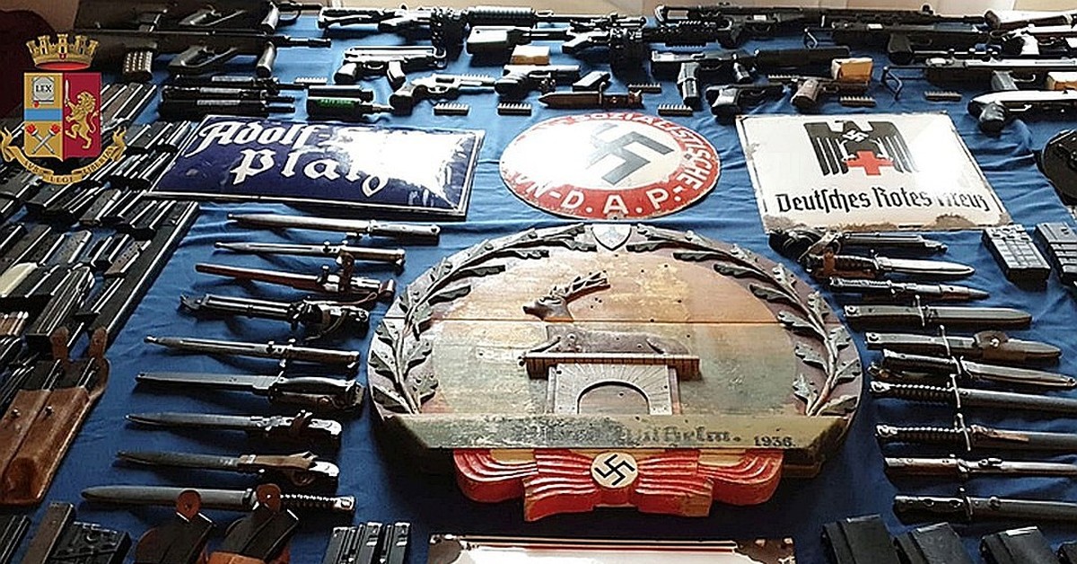 Фашистское оружие. Оружие фашистов. Неонацисты с оружием. Оружие с нацистской символикой. Итальянские фашисты аружье.