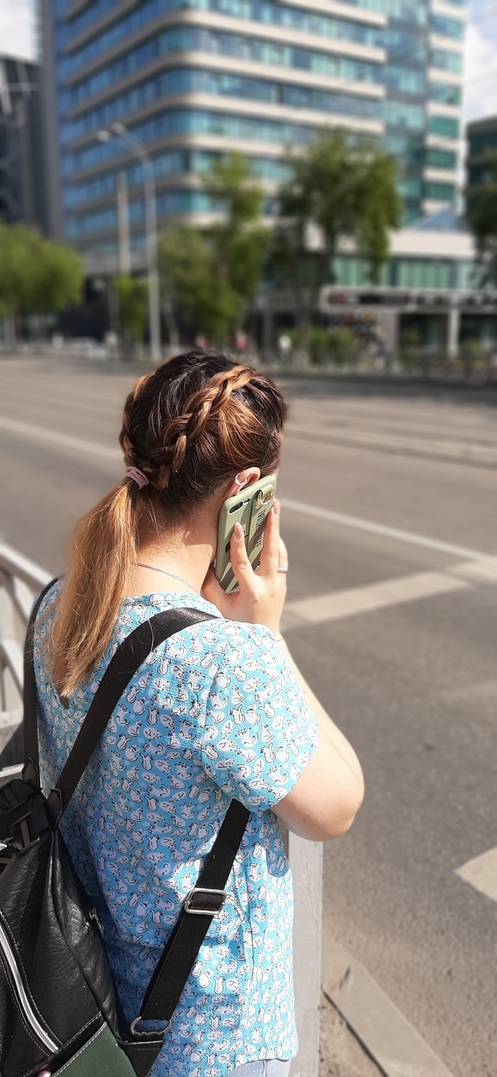 Convenient th... - My, Yekaterinburg, Beautiful girl, Piercing, Golden earring, Mobile phones, Longpost