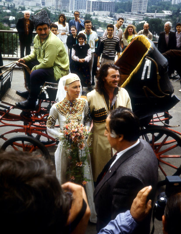 Иан Гиллан (Deep Purple) и его жена Брон на церемонии венчания в Тбилиси, 1990 год, Грузинская ССР Свадьба, Грузия, Тбилиси, Deep Purple, Длиннопост, Иэн Гиллан
