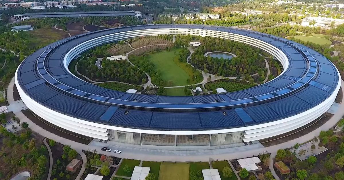 Эппл где. Apple Park в Купертино. Кампус Apple в Купертино. Apple Park Норман Фостер. Здание Apple в Купертино.