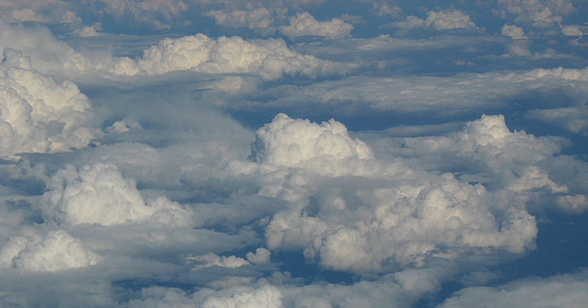 Fallen clouds. Облака падают на землю. Облако спустилось на землю. Падающие облака явление. Облака упали с неба.