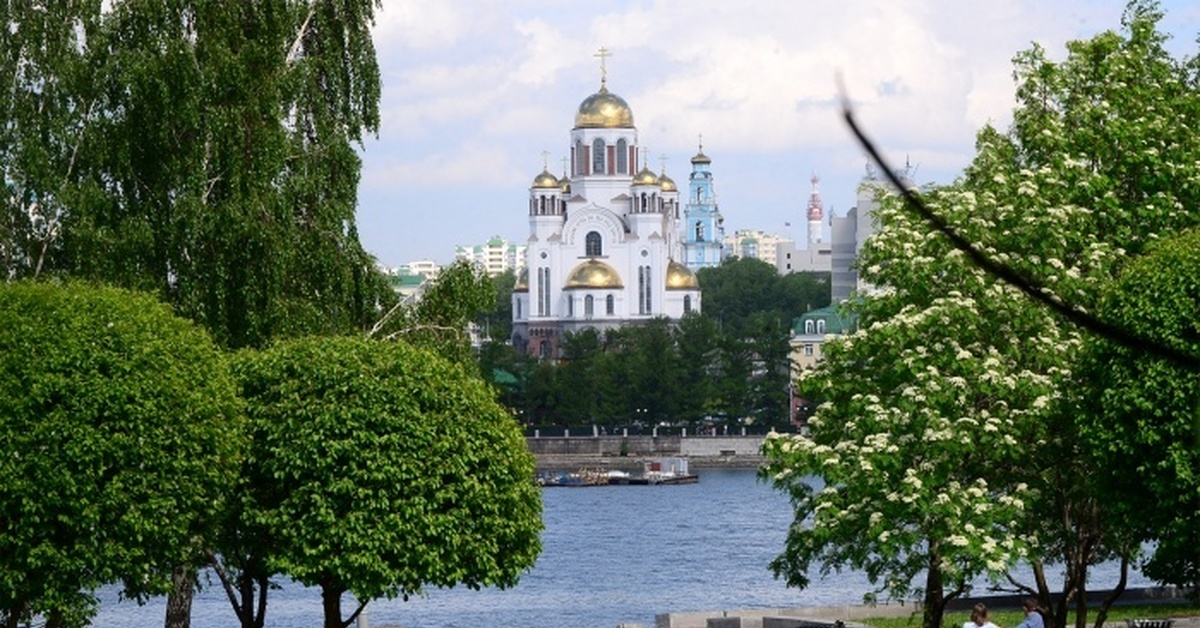 Екатеринбург сквер храм. Екатеринбург сквер на Октябрьской. Сквер у театра драмы Екатеринбург. Парк у драмтеатра Екатеринбург.