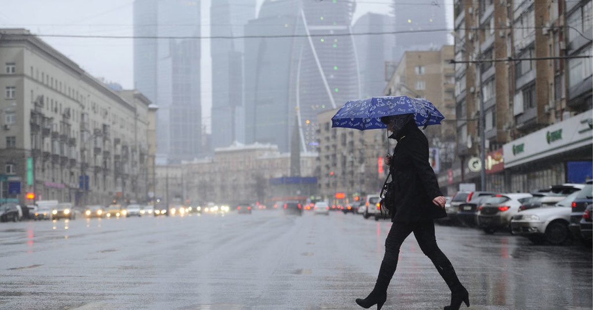 День ожидается. Дождливый день в Москве. Дождь в Москве. Москва в дождливую погоду. Дождливая осень в Москве.