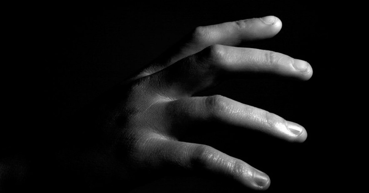 Черная рука ночью. Рука в темноте. Ладонь в темноте. Рука из Темноты. Руки на черном фоне.