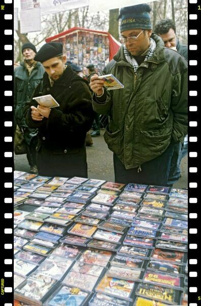 A fascinating process of choosing almost licensed discs of any content, Moscow, Gorbushka 1999. - Story, Heel, Moscow, 1999, Discs, Market, 90th