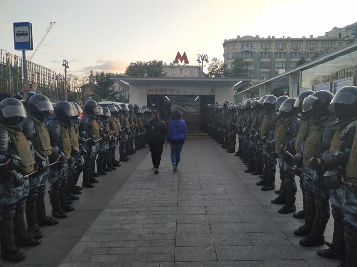 Subway entrance - Riot police, Girls, Metro