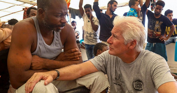 My best present is you! - news, Italy, Migrants, Richard Gere