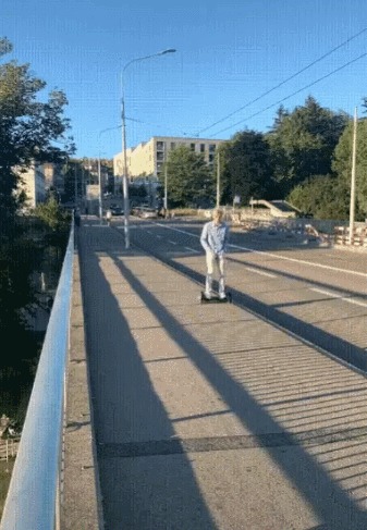 Не зассал и подкатил