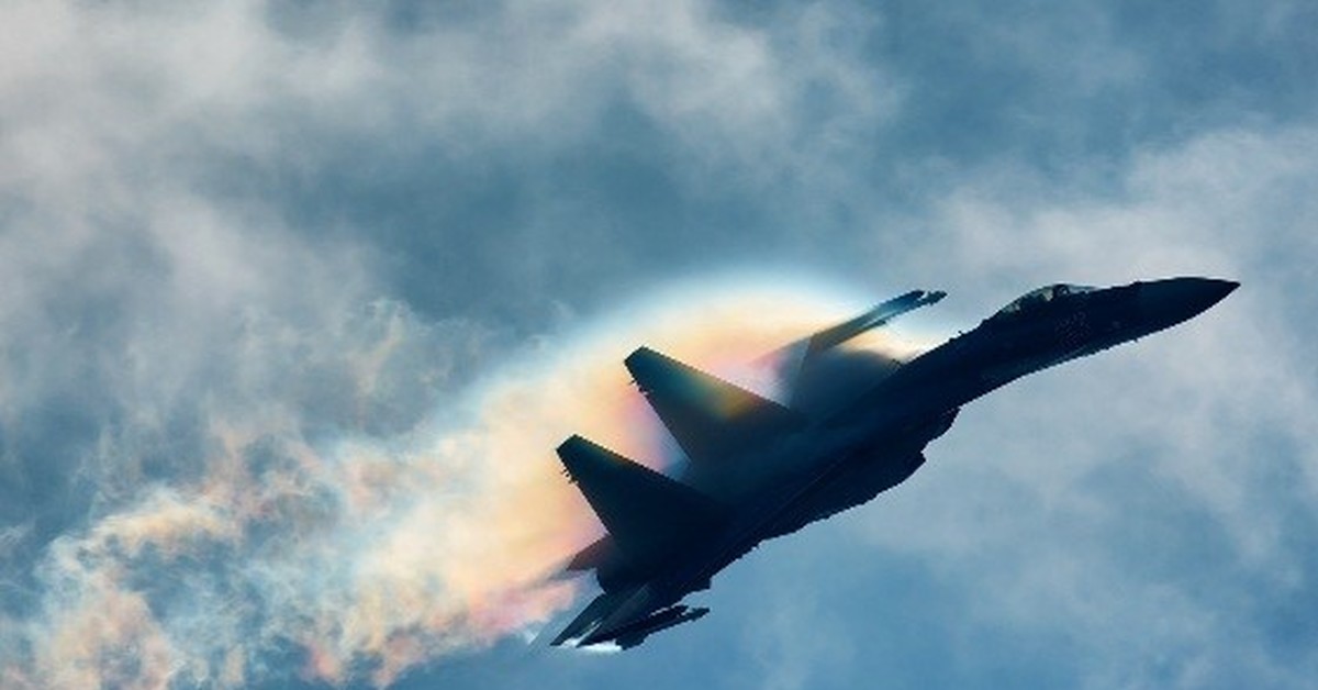 Небо россии самолеты. Су 35. Самолёт Су-35. Самолёт Су-35 фото. Су 35 в воздухе.