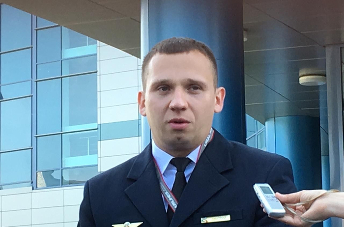 Passengers of Ural Airlines tried to pick up luggage during the evacuation - Ural Airlines, Airbus 321, Landing, Field, Airbus A321