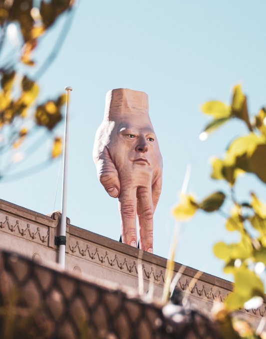 In Wellington, a sculpture in the form of a giant hand was installed. She carried 400kg and 5 meters in height! - Wellington, Hand, Monument, news, Longpost